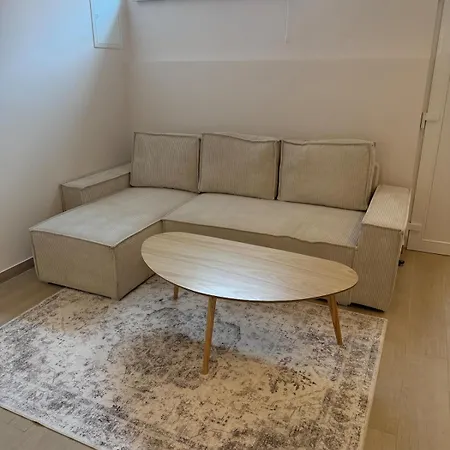 아파트 Suite, Kueche, Klimaanlage, Parkplatz, 15 Minuten Zum Flughafen